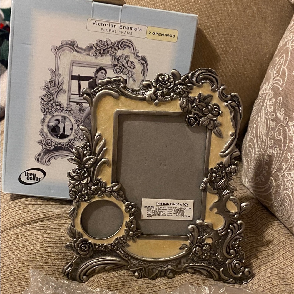 🩶NWT The Cellar Victorian Enamels Floral Frame - Elegant Silver & Cream